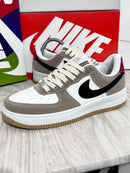 Nike Air Force 1’ Branco c/ Vermelho