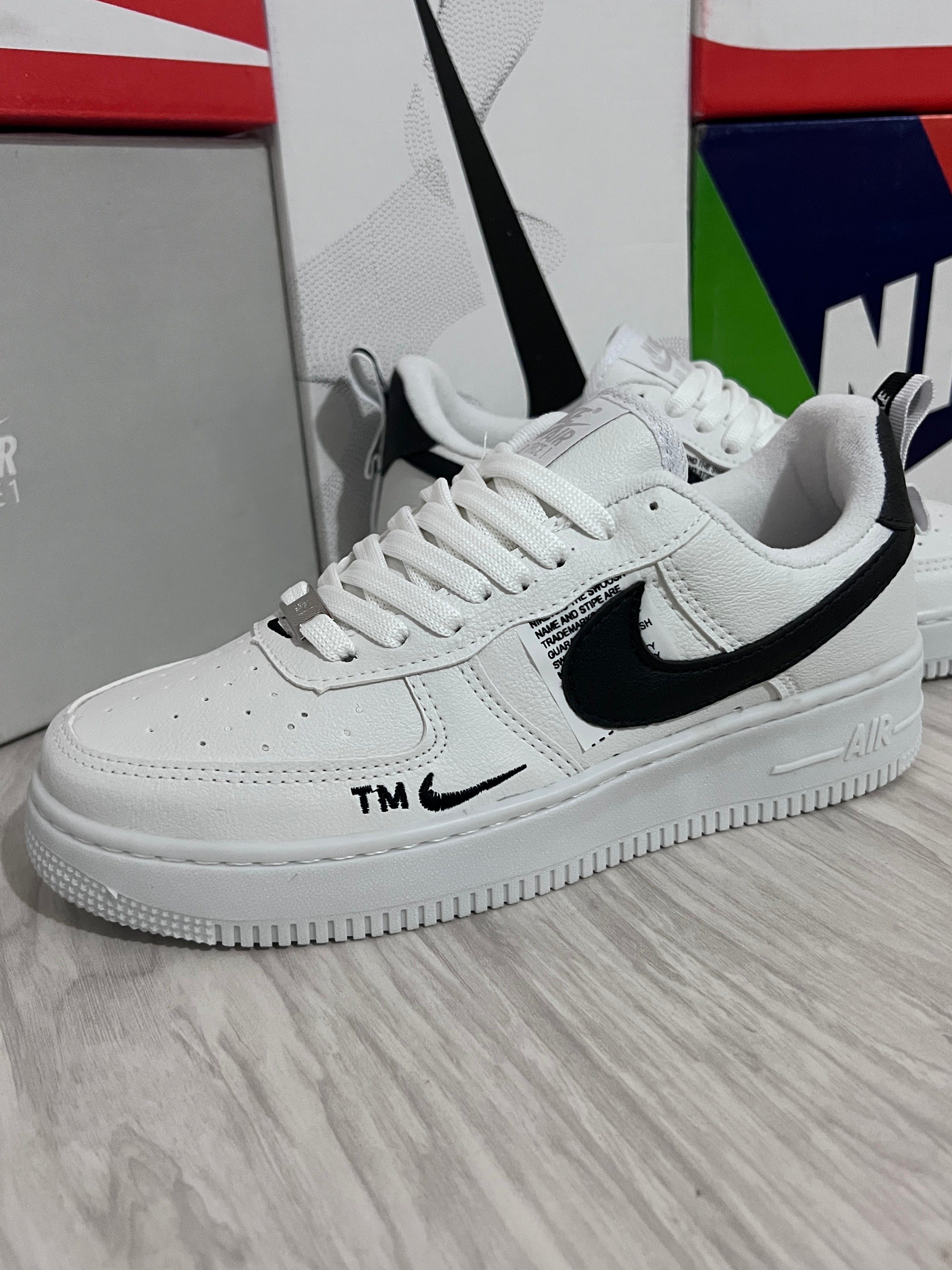 Nike Air Force 1' x R1 Branco c/ Preto