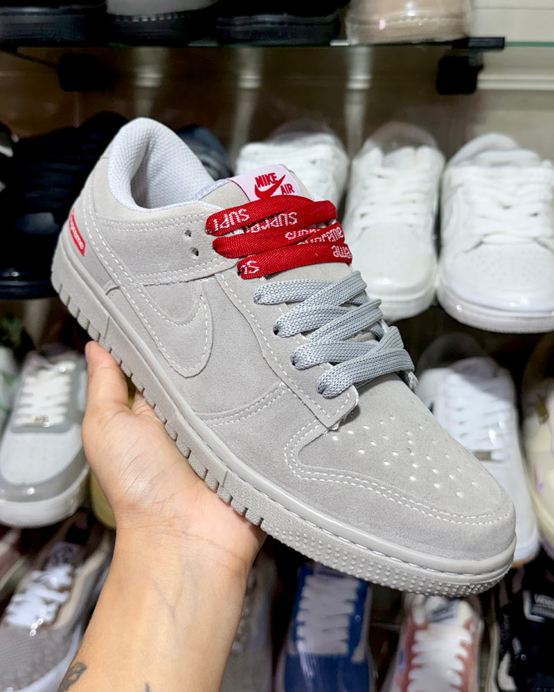 Nike SB Dunk Low x Supreme Grafite / Vermelho