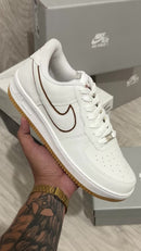 Nike Air Force 1’ x Branco c/ caramelo
