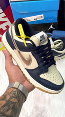 Nike SB Dunk Low Pro - Bege/Marinho/Ouro