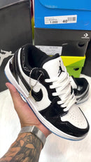 Nike Air Jordan 1’ Low - Preto/Branco/Azul