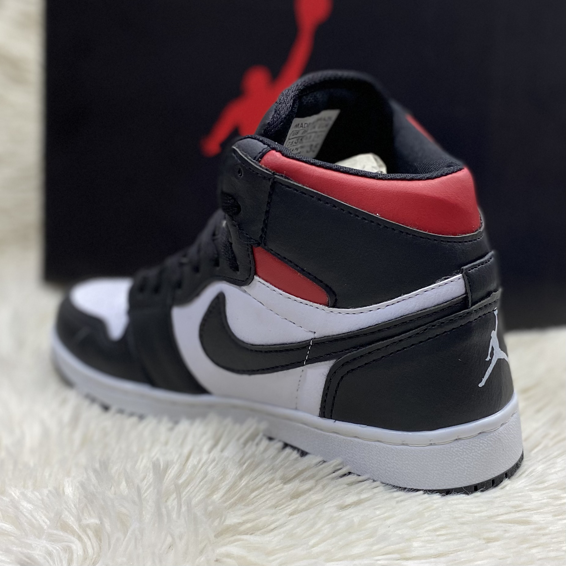 Nike Air Jordan 1' Preto c/ Vermelho-branco