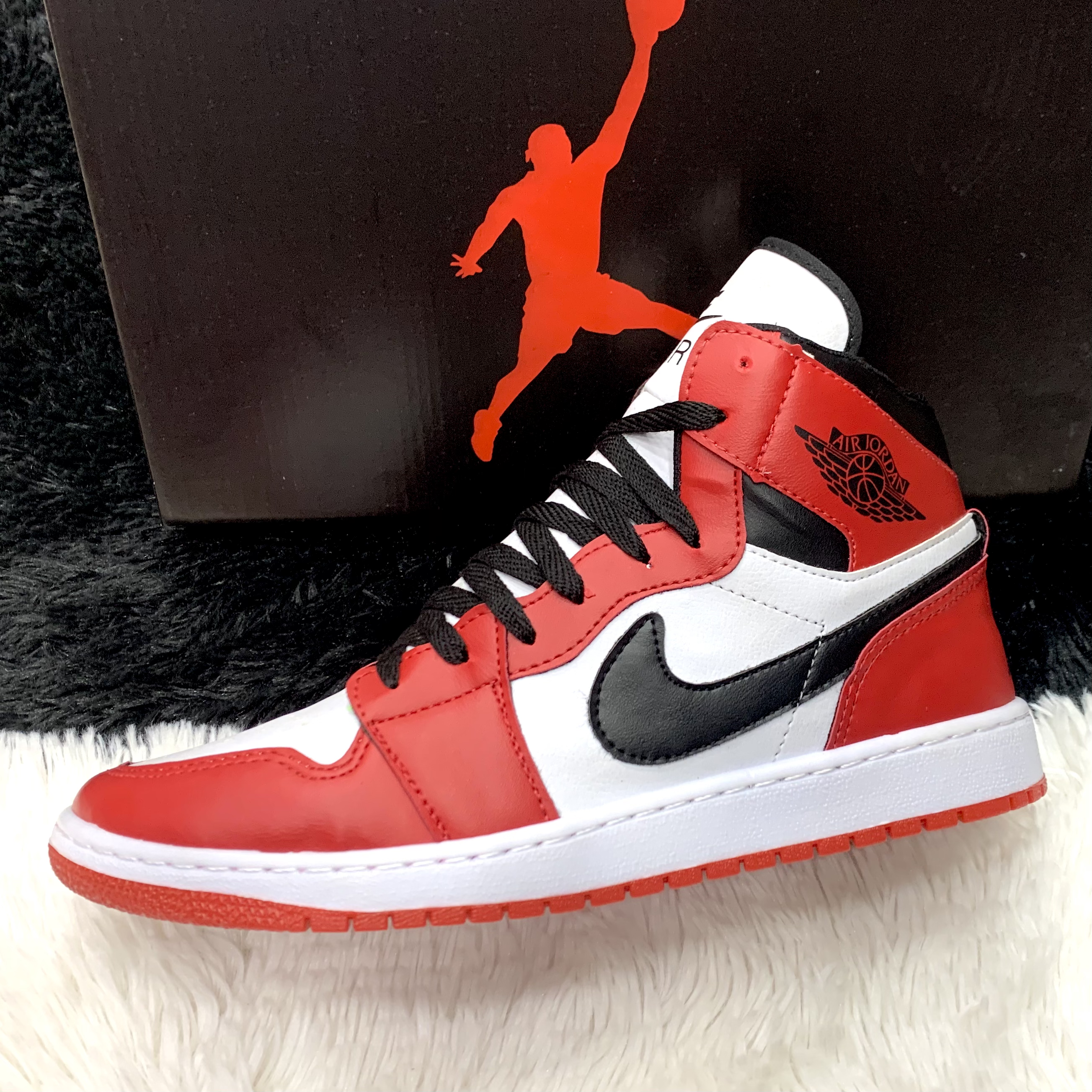 Nike Air Jordan 1' Vermelho c/ Branco