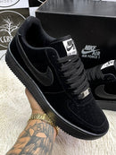 Nike Air Force 1' All-Black de Camurça