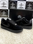 Nike Air Force 1' All-Black de Camurça