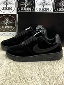 Nike Air Force 1' All-Black de Camurça